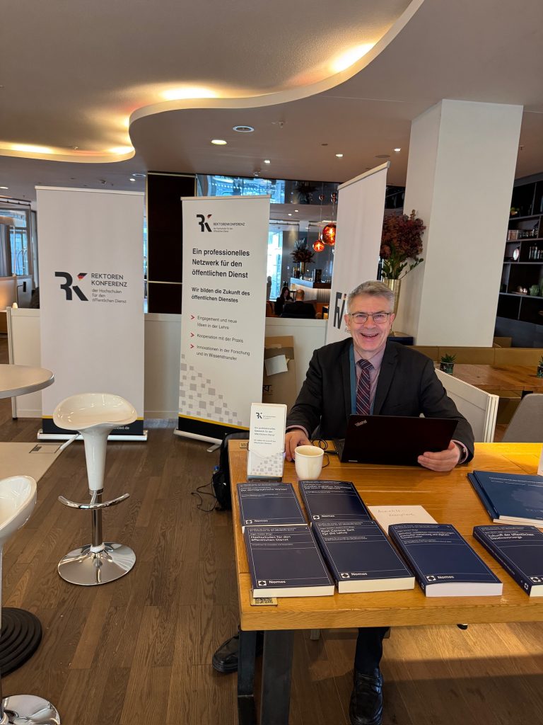 Prof. Andreas Lasar am Messestand