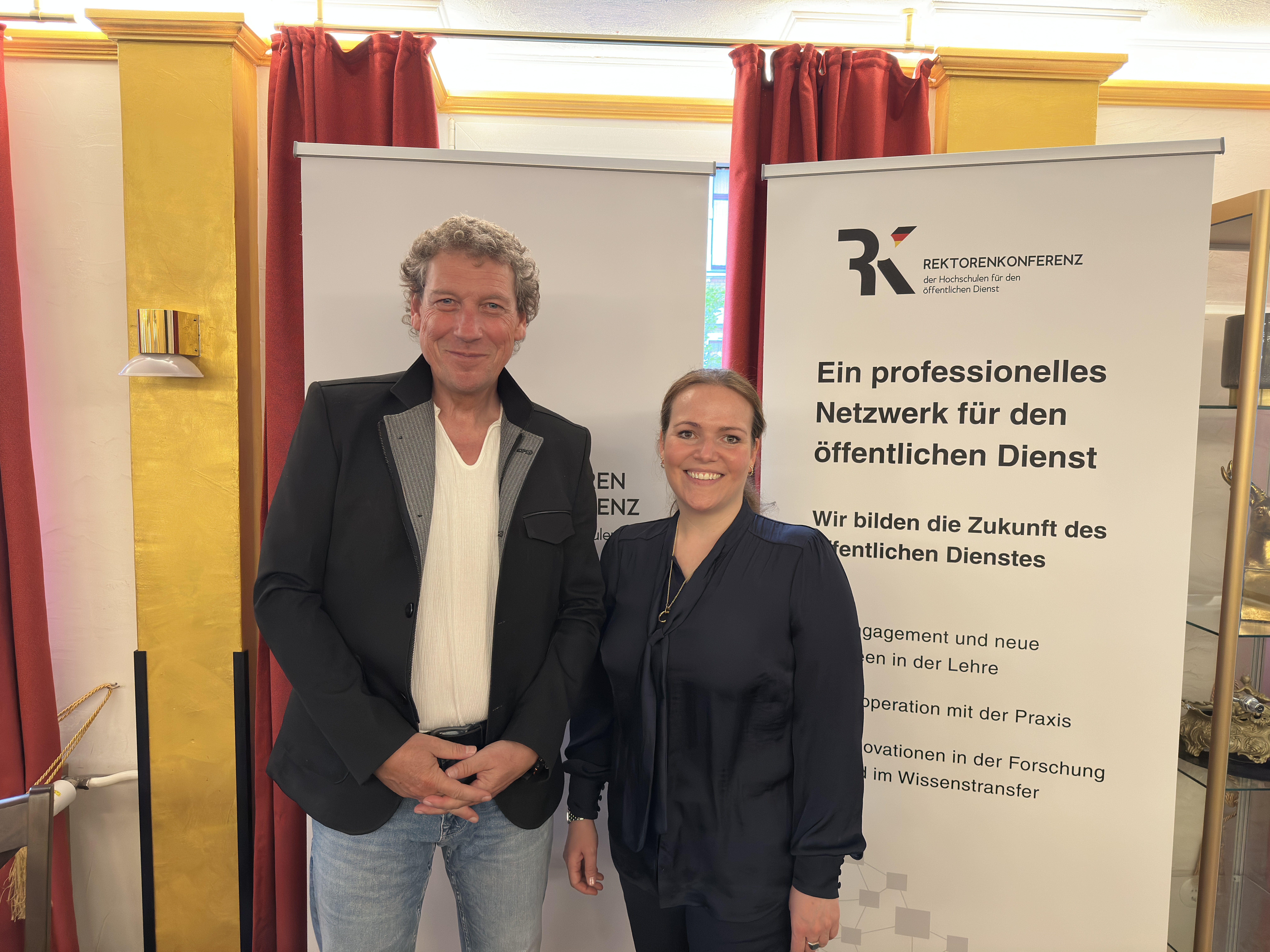 Präsident der RK Prof. Dr. Jürgen Stember gemeinsam mit Dr. Johanna Groß vor den Rollup Bannerm